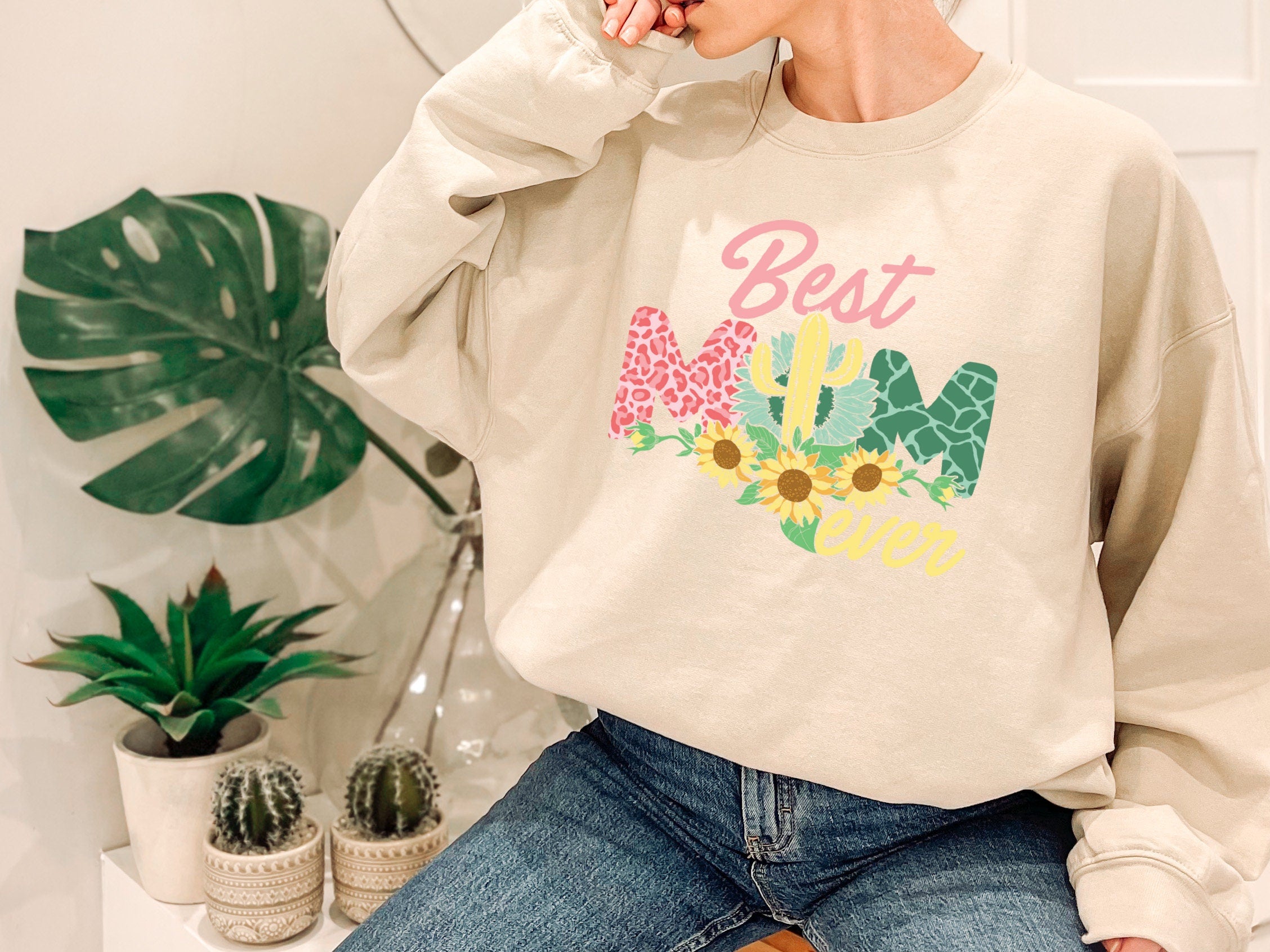 Best Mom Ever Retro Sweatshirt, Groovy Best Mom Ever Shirt, Mother's Day Shirt,Magic Kingdom Shirt,Matching Family,Gift Mom, Retro Mom Shirt